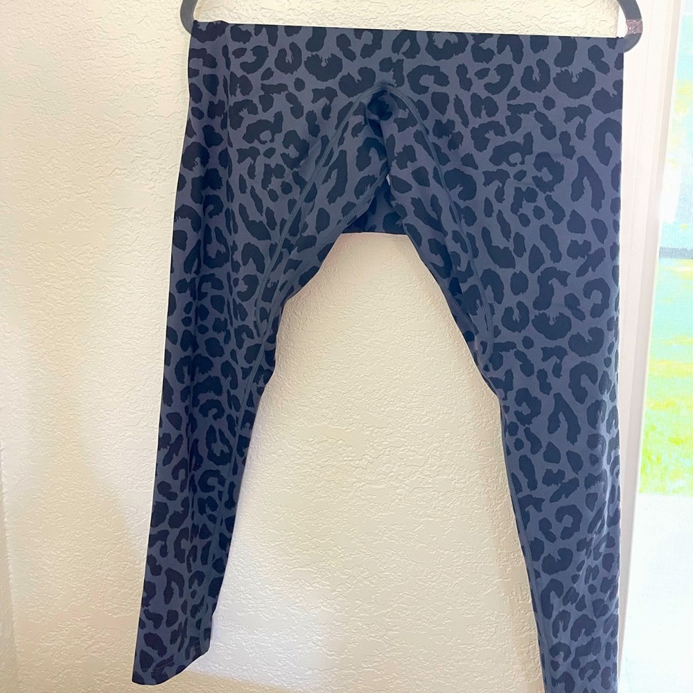 Womens leggings, stretchy, no seam, highwaisted, booty contour.